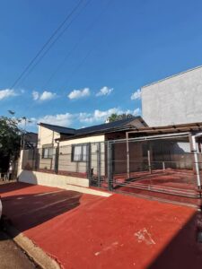 Casa en alquiler en Oberá: 2 dormitorios, piscina y excelente ubicación sobre calle Salta